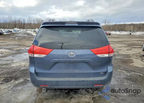 2014 Toyota Sienna Le z USA, uszkodzony, nr VIN 5TDKK3DC6ES483877